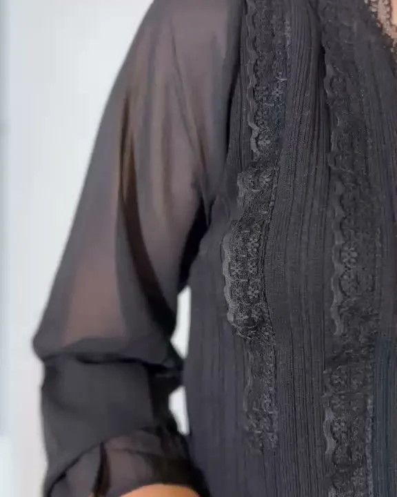Blusa de gasa negra con encaje