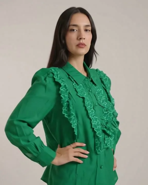 Modelo con camisa verde de volados