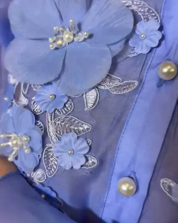 Detalle de flores bordadas con perlas